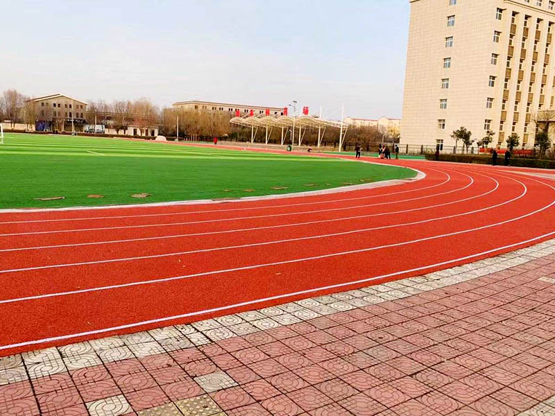 被塑胶跑道弄伤脸会不会有坑疤？